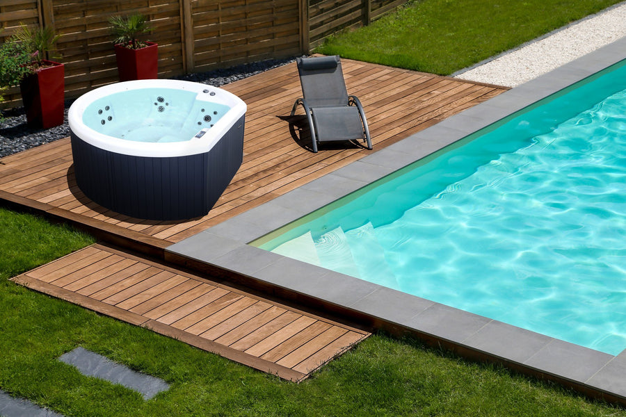 Spa NetSpa ao lado da piscina
